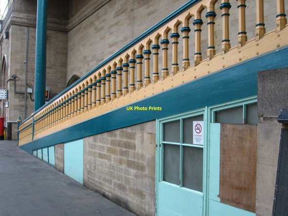 Photo 6"x4" Carlisle - balustrade on station platform 3 Carlisle c2010