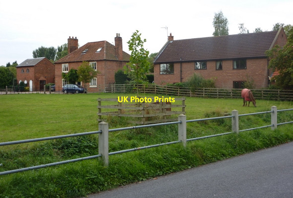 Photo 6"x4" Houses by the High Street, Sutton on Trent Sutton on Trent c2010