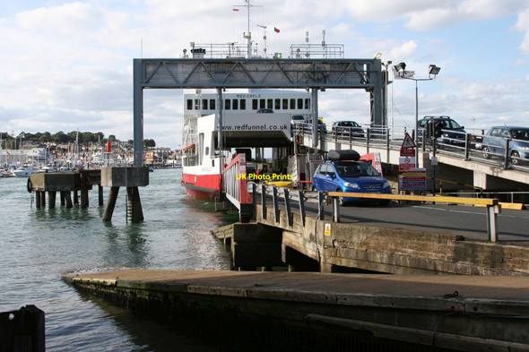 Photo 6"x4" Cowes, Isle of Wight - Ferry Terminal Cowes c2010