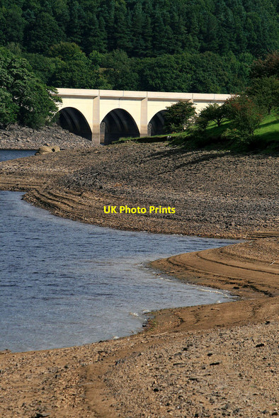 Photo 6"x4" The Ashopton Viaduct across a depleted Ladybower Ashopton c2010