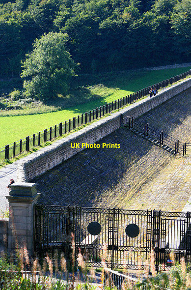 Photo 6"x4" The Ladybower dam wall Ashopton c2010