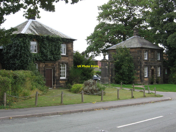 Photo 6"x4" Wingerworth - gatehouses Nether Moor\/SK3866 c2010