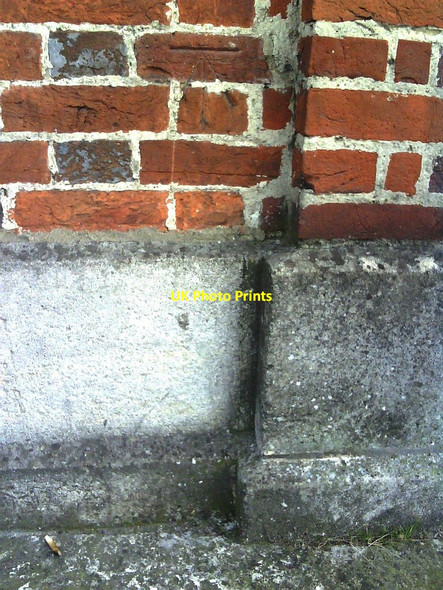Photo 6"x4" Benchmark on 'The Beaconsfield' Abingdon c2010