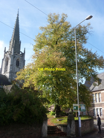 Photo 6"x4" St Stephen's churchyard and steeple from Bridgegate Retford c2010