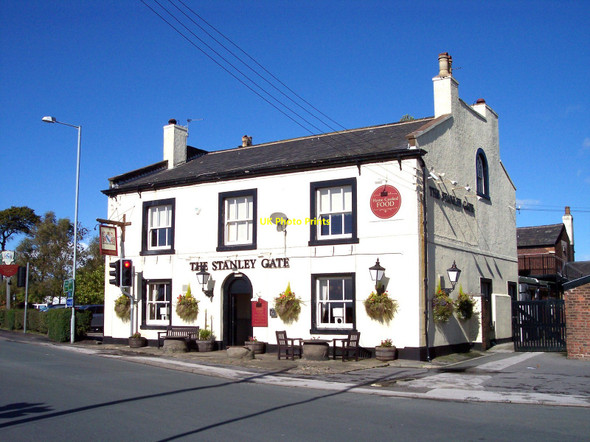 Photo 6"x4" The Stanley Gate Bickerstaffe c2010