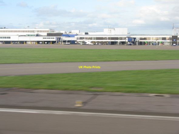 Photo 6"x4" Cardiff International Airport Terminal buildings Nurston\/ST0567 c2010