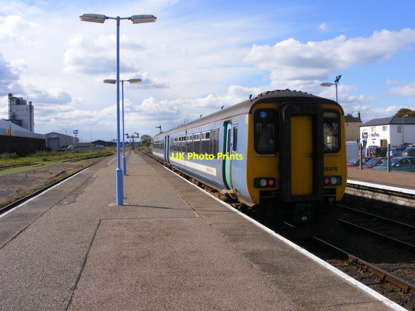 Photo 6"x4" Train leaving Lowestoft station Lowestoft c2010