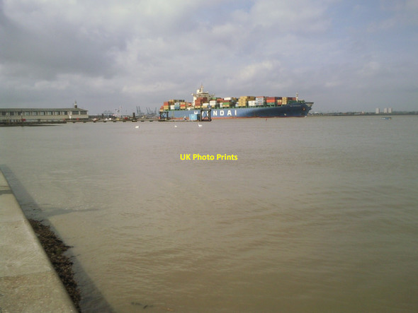 Photo 6"x4" Shipping activity on the Thames at Gravesend Gravesend\/TQ6574 c2010