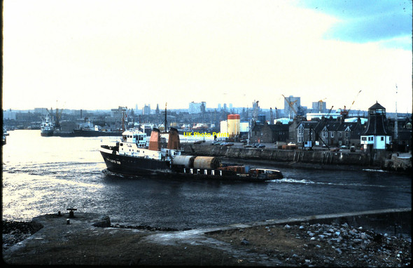 Photo 6"x4" Oil Supply vessel entering port, Aberdeen (1978) Torry\/NJ9505 c1978