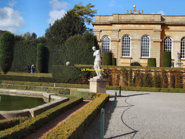 Photo 6"x4" Statue in Italian Gardens Woodstock\/SP4416 c2010
