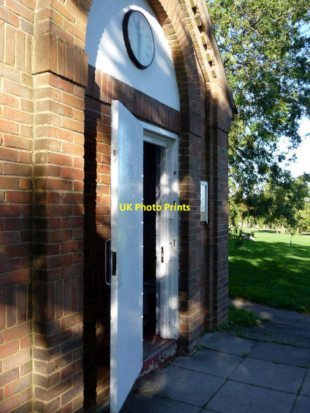 Photo 6"x4" Entrance to Clubhouse, Oakwood Park, London N14 Southgate\/TQ3094 c2010