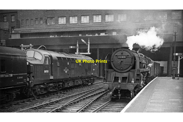 Photo 6"x4" Nottingham Victoria Station, with Down freight and Up express Nottingham\/SK5641 c1962