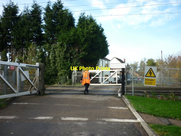 Photo 6"x4" The Gatekeeper at work, Lowgate, Balne Fenwick\/SE5916 c2010