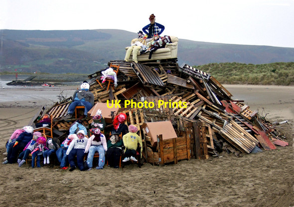 Photo 6"x4" Beach bonfire with eighteen Guys! Barmouth\/Abermaw c2010