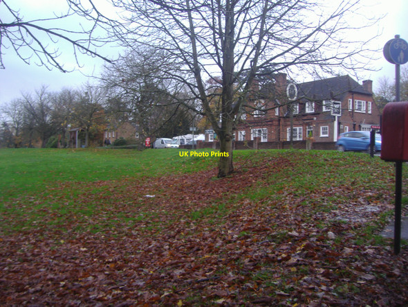 Photo 6"x4" White Lyon public house on the A322 Worplesdon Worplesdon c2010