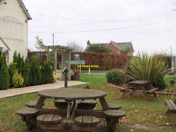 Photo 6"x4" Horton Inn garden, Horton, Dorset Chalbury\/SU0106 c2010