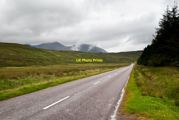 Photo 6"x4" A832 passing by Glac Mhor Allt Lochain Buidhe c2010