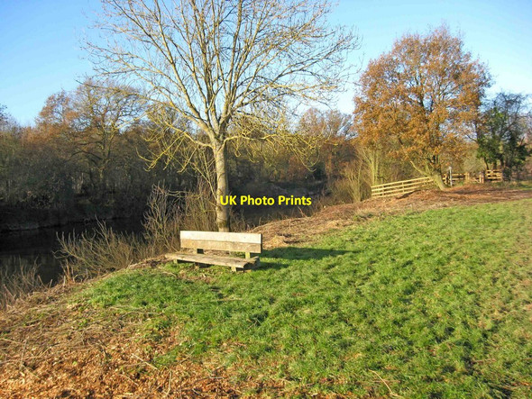 Photo 6"x4" A seat by the Severn Worcester c2010