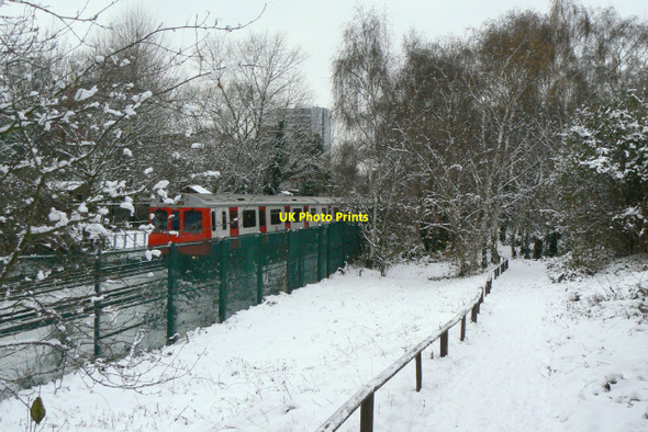 Photo 6"x4" Richmond line train Chiswick c2010