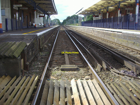 Photo 6"x4" Addlestone station platforms Addlestone c2008