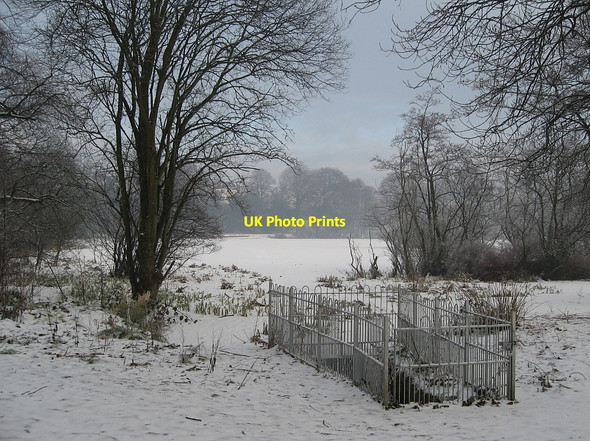 Photo 6"x4" Kilmardinny Loch Milngavie c2010