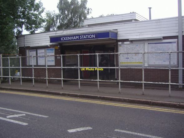 Photo 6"x4" Ickenham station Ruislip c2008