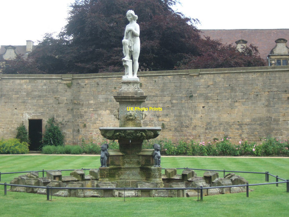 Photo 6"x4" Fountain in the inner courtyard of Bolsover Castle Bolsover c2009