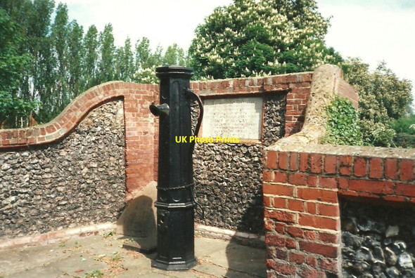 Photo 6"x4" Old Water Pump in Cobham Village Cobham\/TQ6768 c1995