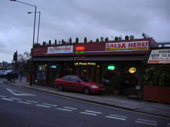 Photo 6"x4" Shop on corner of Nether Street Finchley c2007