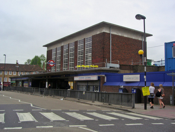 Photo 6"x4" Acton Town station Acton\/TQ2080 c2008