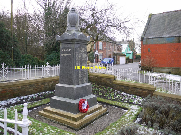 Photo 6"x4" War Memorial, Clara Vale Ryton\/NZ1564 c2010