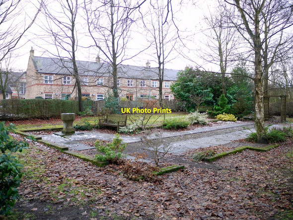 Photo 6"x4" Clara Vale Memorial Garden Ryton\/NZ1564 c2010