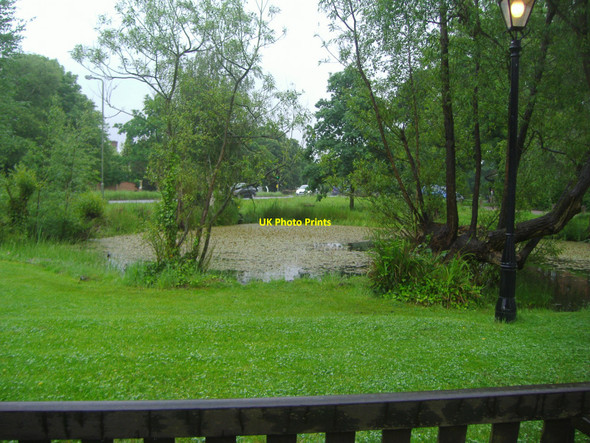 Photo 6"x4" Pond outside Orange Tree pub, Totteridge Barnet c2008