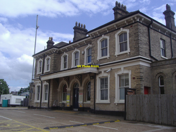 Photo 6"x4" Chertsey station Chertsey c2008