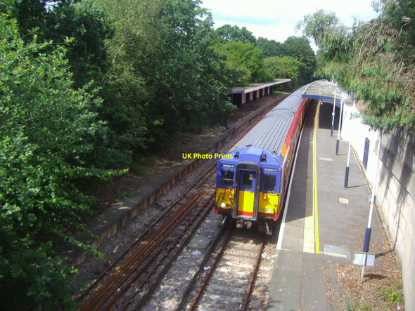 Photo 6"x4" Train at Chessington South station Barwell\/TQ1763 c2008