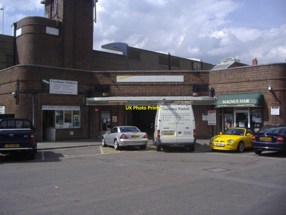 Photo 6"x4" Chessington North station Hook\/TQ1864 c2008
