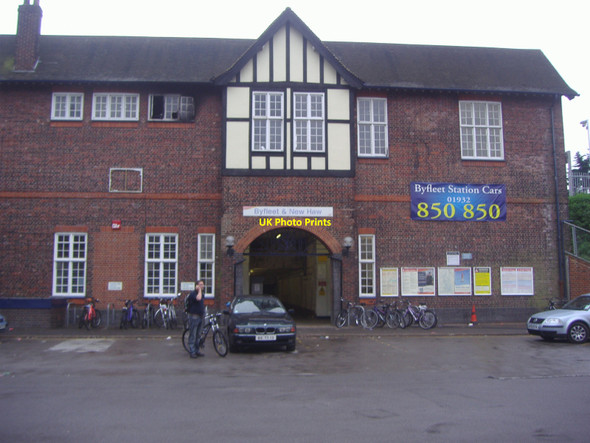 Photo 6"x4" Byfleet & New Haw station Addlestone c2008