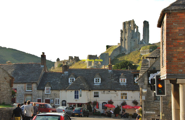 Photo 6"x4" Corfe: The Greyhound and The Castle Corfe Castle c2009
