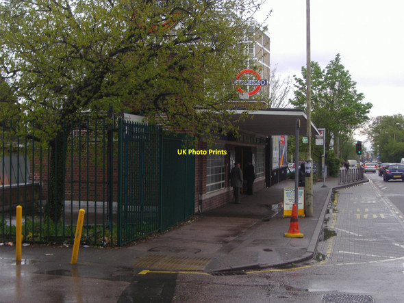 Photo 6"x4" Cockfosters station East Barnet c2008
