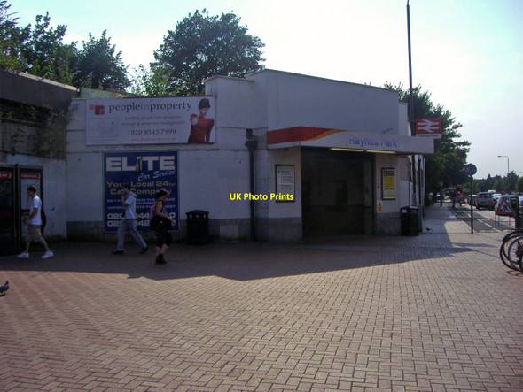 Photo 6"x4" Raynes Park station Merton\/TQ2569 c2008