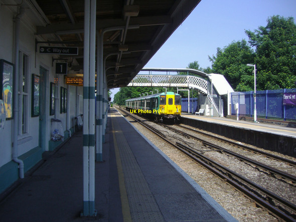 Photo 6"x4" Train at Ewell East station Ewell c2008
