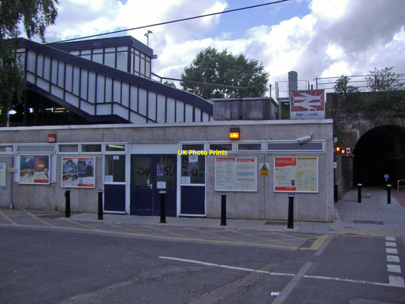 Photo 6"x4" Berrylands station New Malden c2007