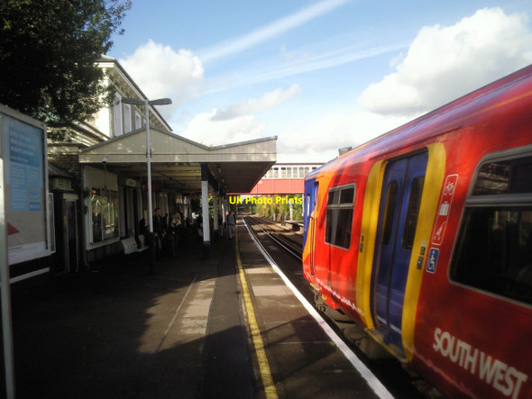 Photo 6"x4" Train entering Teddington station Teddington\/TQ1670 c2010