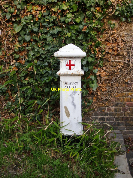 Photo 6"x4" Corporation of London Coal Post, off Thames Street, Sunbury Sunbury c2011