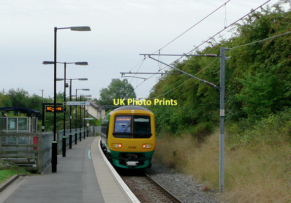 Photo 6"x4" Train standing in Alvechurch Station, Worcestershire Alvechurch c2010