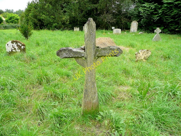 Photo 6"x4" A simple wooden cross at St. Peter's Daylesford c2009