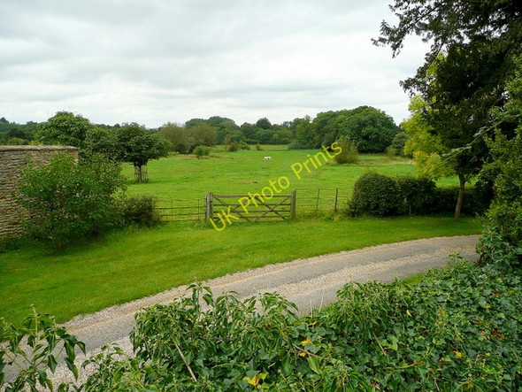 Photo 6"x4" View from St. Peter's churchyard 3 Daylesford c2009