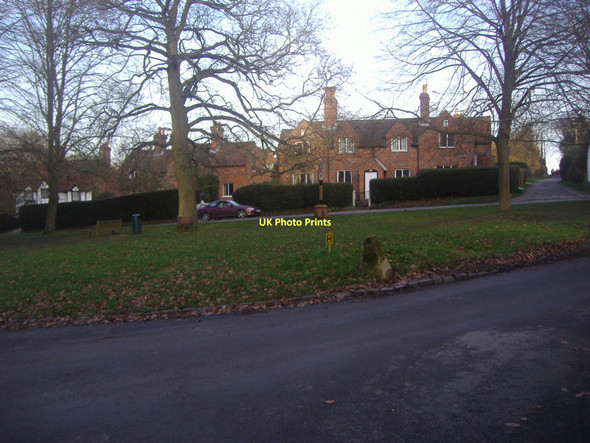 Photo 6"x4" Village green Chenies Chorleywood c2011