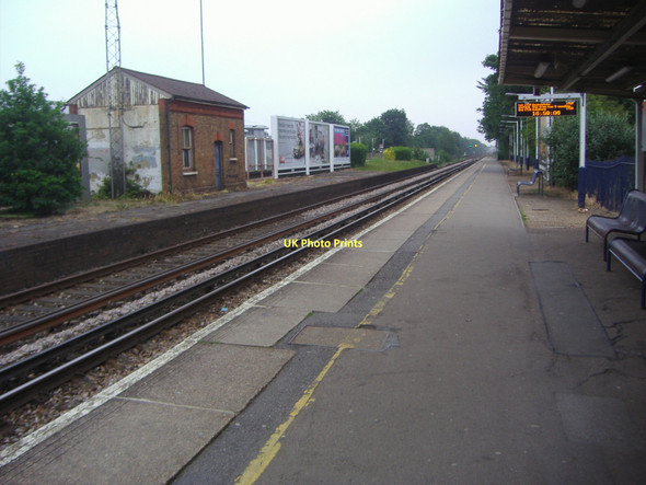 Photo 6"x4" Walton on Thames station platforms Walton-on-Thames c2008