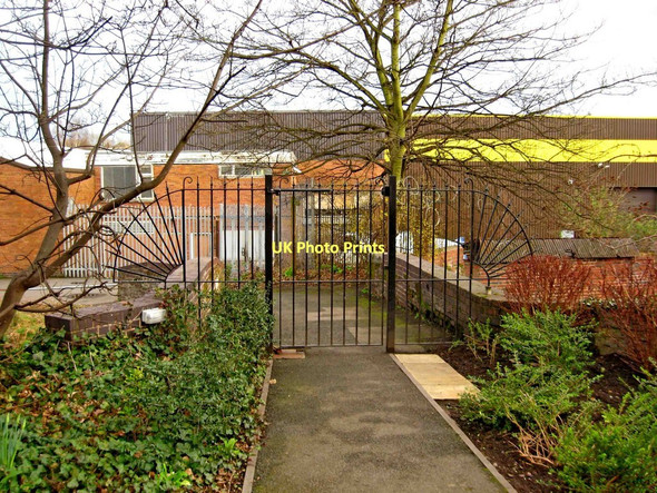 Photo 6"x4" Gate to Caldwall Mill Bridge from Round Hill Wharf, Kidderminster Kidderminster c2011